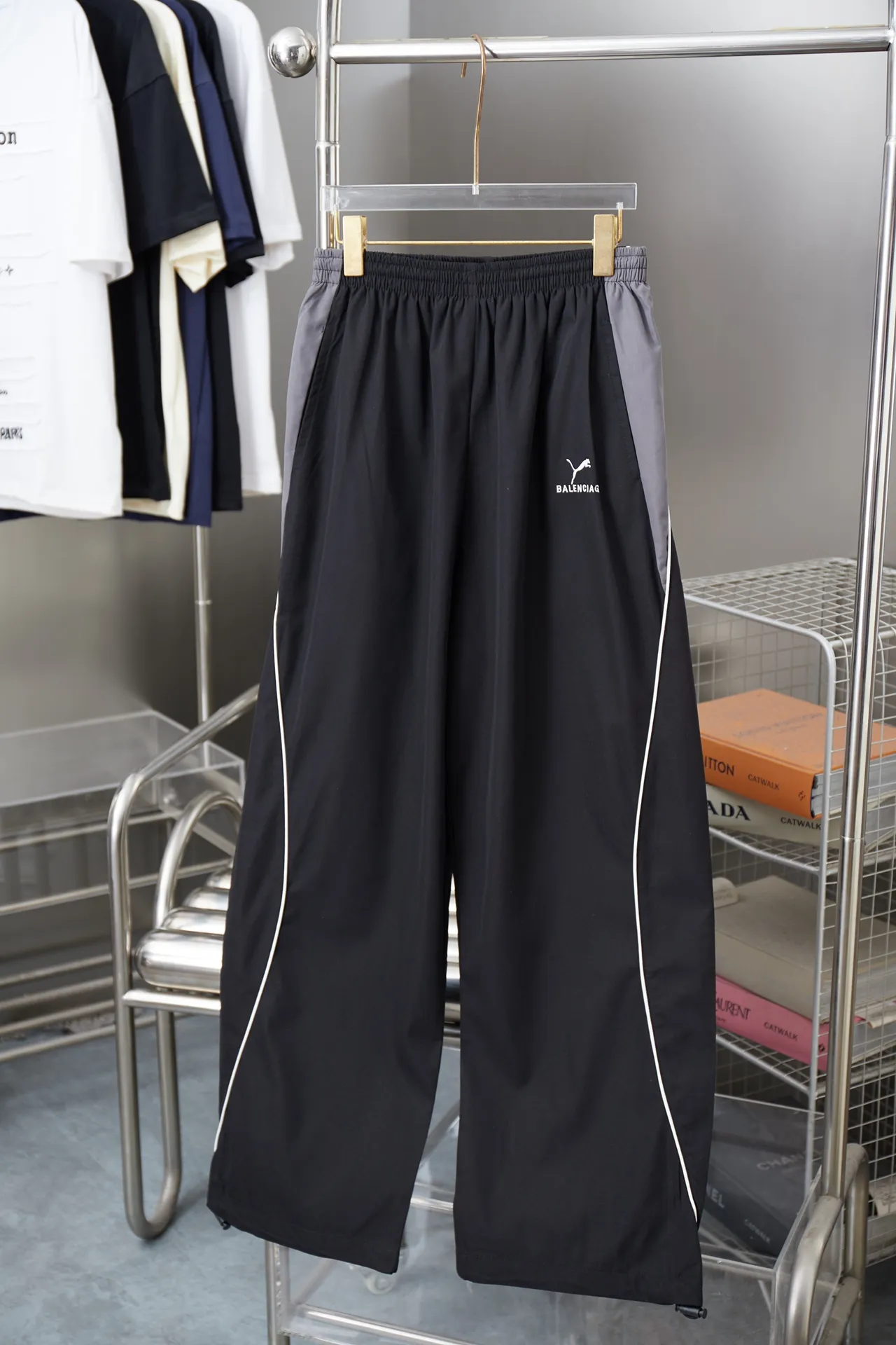 Balenciaga 𝘽𝘼𝙇𝙀𝙉𝘾𝙄𝘼𝙂𝘼 BLCG 25SS puma x balenciaga joint Series waterproof jacket and trousers. Light luxury. A must-have item for men and women for daily commuting. Correct version. Welcome to compare. Detailed features · Customized matt Taslan jacket fabric · The entire fabric is pre-treated with a waterproof coating · The interior is made of three-level polyester bird's eye mesh · OS ultra-loose silhouette design · Side splicing gray and white contrasting design, multiple stitching webbing · Dark pocket design on both sides · Elastic waistband design · Imported Tajima machine embroidery Puma*Paris icon · Original main mark washed tag brand packaging Color: Black Size: 46/48/50/52